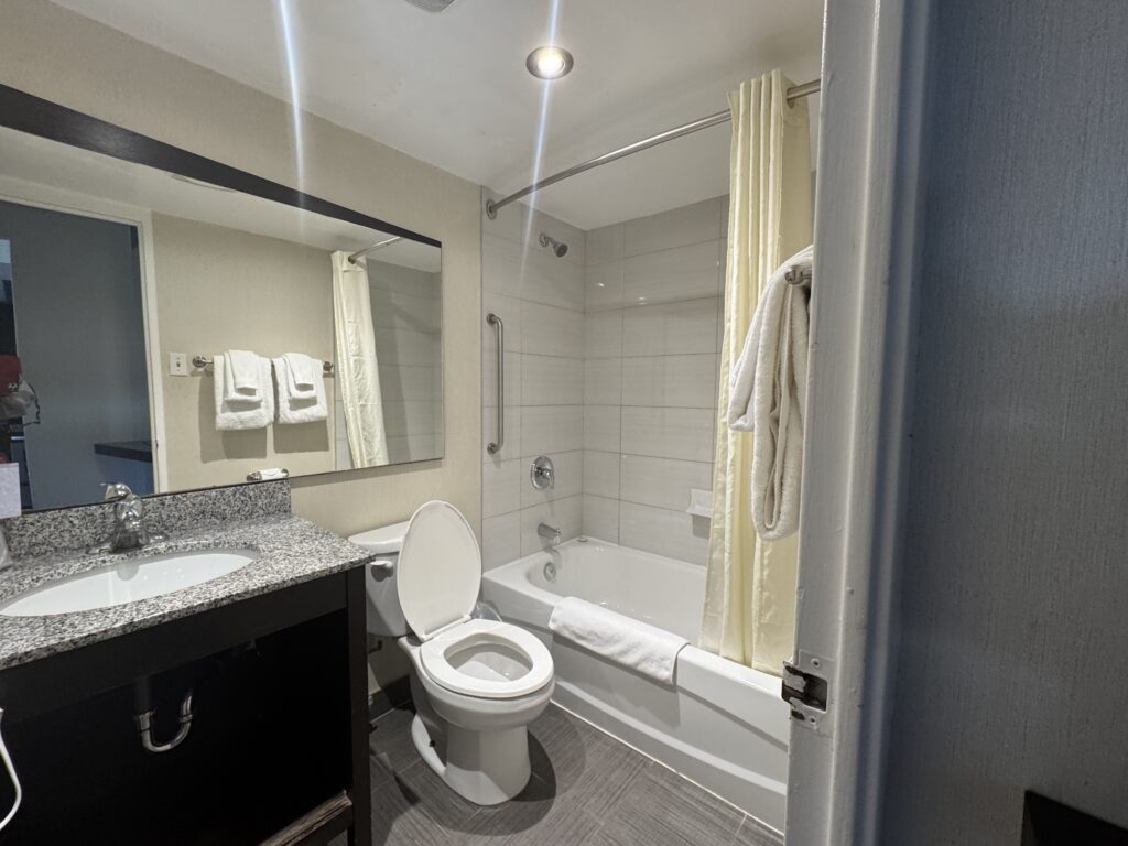 【宿泊レビュー】トロント長期滞在に最高コスパ!Town Inn Suites Hotel
