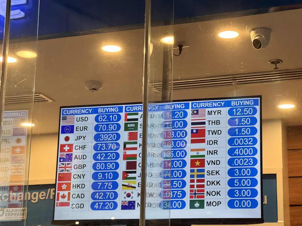ロビンソン・ガレリア・セブ内の両替所のレート表示(日本円0.3920ペソ)