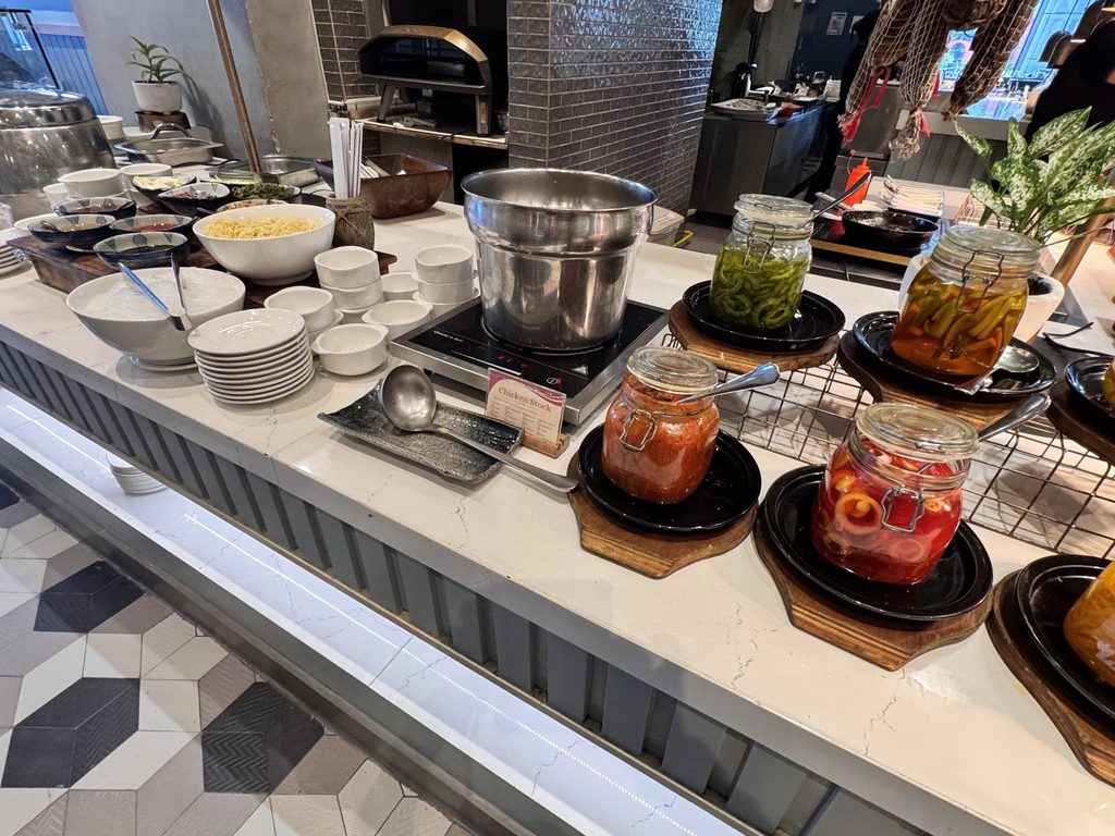 自分でトッピングできる麺コーナー